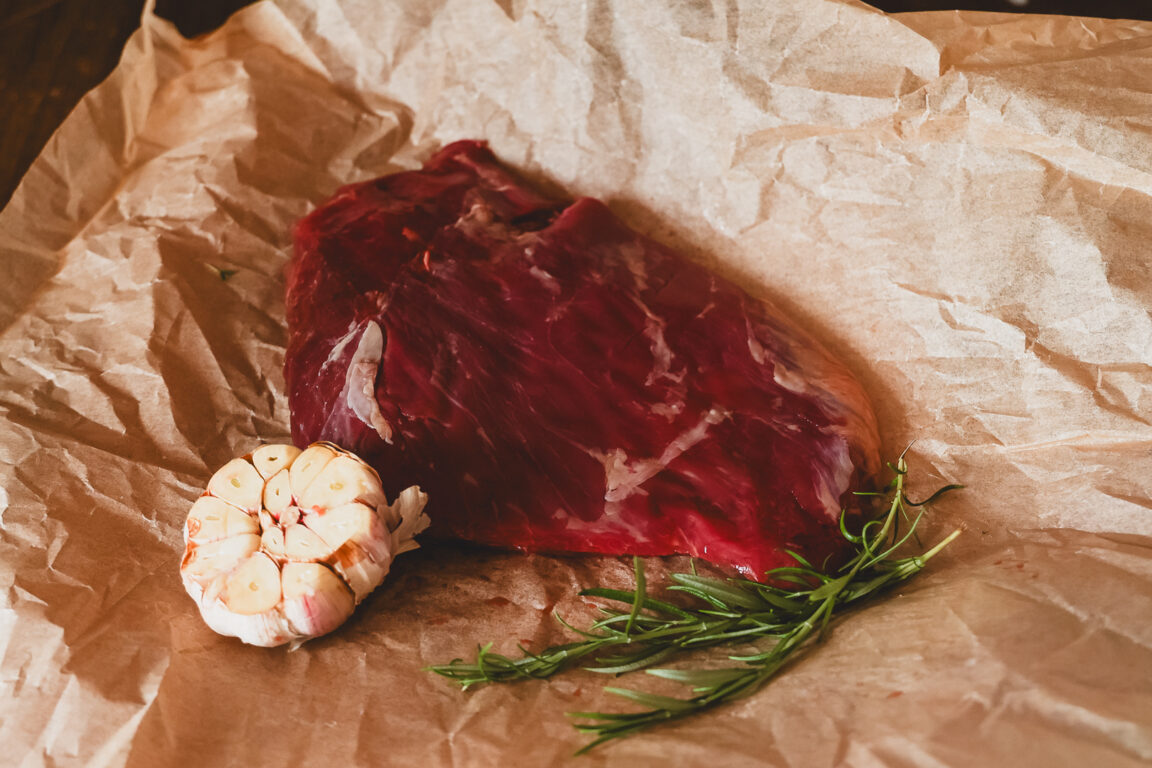 Kyöstilän tilan luomunaudan Flank Steak (Kuvepaisti) – täyteläinen ja maukas paisti grillaukseen
